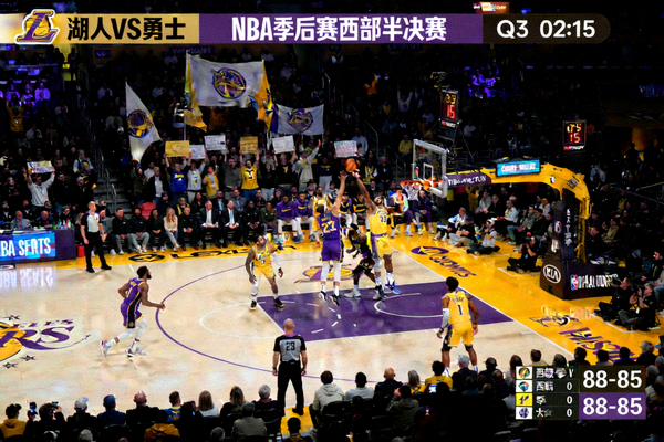 NBA季后赛直播画面 - 湖人队与勇士队西部半决赛激烈对决现场